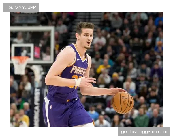 场边趣闻：小球迷成功命中中场投篮，获赠主队全队签名球衣